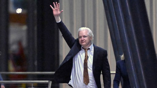 WikiLeaks-Gründer Julian Assange winkt nach der Landung auf dem RAAF-Luftwaffenstützpunkt Fairbairn in Canberra