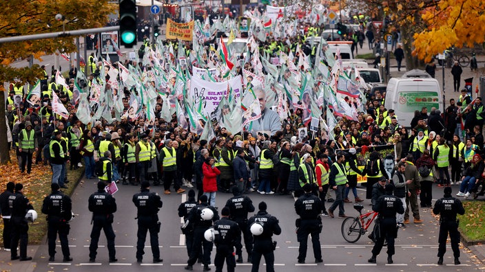 Tausende Menschen nehmen an der pro-kurdischen Demonstration in der Deutzer Werft Teil. Viele sind mit Bussen aus allen Teilen Europas nach Köln gekommen. 