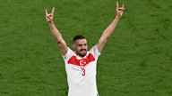 Der türkische Fußballspieler Merih Demiral zeigt nach seinem zweiten Tor den Wolfsgruß im Achtelfinale gegen Österreich bei der UEFA EURO 2024