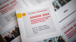 Das Cover der gedruckten Shell Jugendstudie 2024, aufgenommen bei der Vorstellung der 19. Shell Jugendstudie auf der Bundespressekonferenz. 