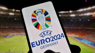 Das Logo der UEFA Euro 2024 ist auf einem Smartphone zu sehen
