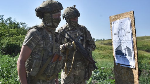 Ukrainische Soldaten der 141. Brigade untersuchen eine Zielscheibe mit einem Bild des russischen Präsidenten Putin nach einer Schießübung an der Front in der Region Saporischschja. 