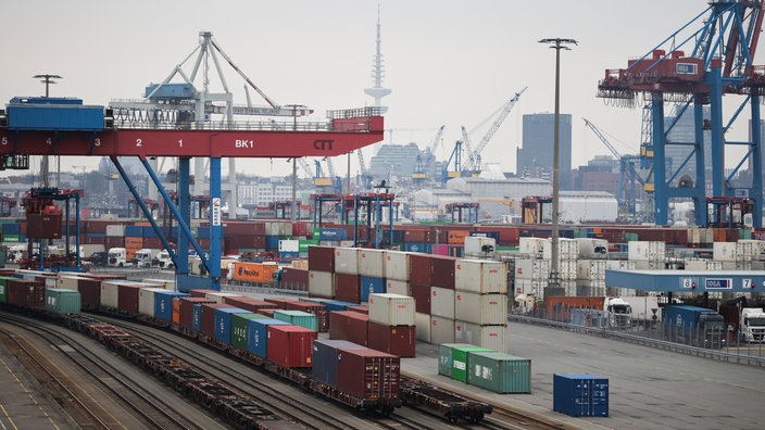 Container werden auf dem Terminal Tollerort der Hamburger Hafen umgeschlagen. 