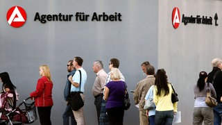 Menschenschlange vor der Agentur für Arbeit