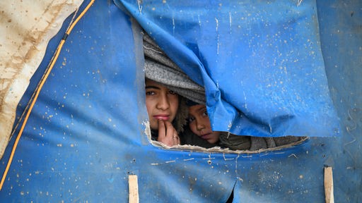 Kinder in einem Zelt in einem Flüchtlingslager bei Aleppo