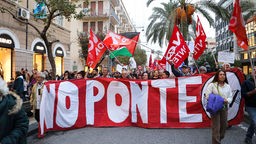 Demo gegen den Bau der Messina Brücke