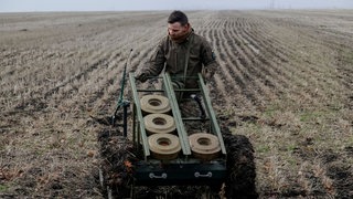 Ein Soldat und ein Minenlegerfahrzeug in der Urkaine