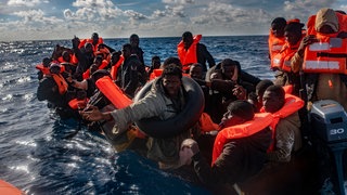 Flüchtlinge im Mittelmeer im Schiff