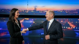 Olaf Scholz con la giornalista Pinar Atalay durante il dibattito televisivo