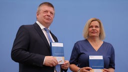 Nancy Faeser (recht) mit dem Präsidenten des Bundesamtes für Verfassungsschutz (BfV), Thomas Haldenwang (links)