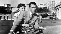 Audrey Hepburn e Gregory Peck in vespa nel film "Vacanze romane"