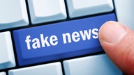 Natpis "Fake News" na jednoj tastaturi