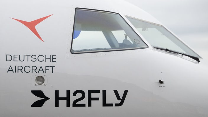Avion Dornier 328 na aerodromu u Štutgartu koji kompanija H2FLY pokušava da preradi na vodonični pogon