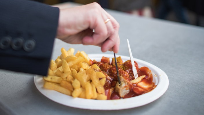 Pomfrit i Currywurst na tanjiru