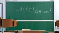 Natpis na školskoj tabli "Unterricht fällt aus! (Nastava je otkazana!)" 