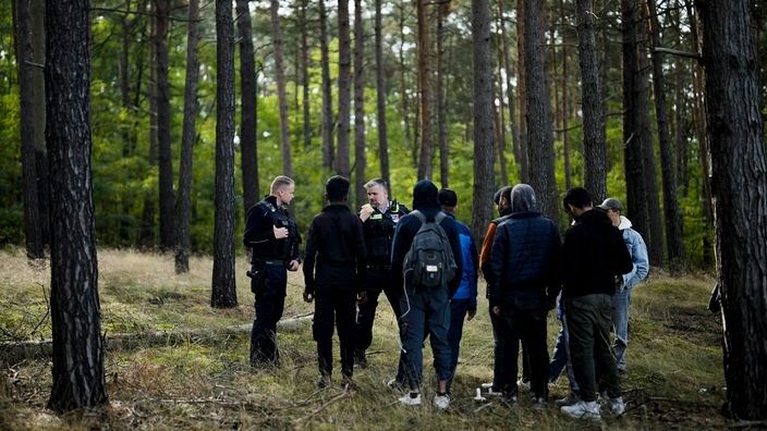 Granična policija sa grupom migranata koja je ilegalno prešla iz Poljske u Nemačku
