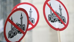 Protest desničara: Table sa nacrtanom džamijom koja je precrtana kao u znaku zabrane