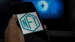 NFT Logo na smartfonu