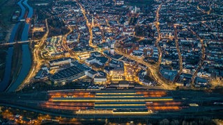 Nacht- Lichter und Beleuchtung Gleisverlauf und Gebäude des Hauptbahnhofes der Deutschen Bahn in Hamm im Bundesland Nordrhein-Westfalen, Deutschland.