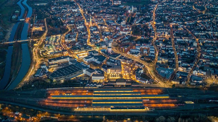 Nacht- Lichter und Beleuchtung Gleisverlauf und Gebäude des Hauptbahnhofes der Deutschen Bahn in Hamm im Bundesland Nordrhein-Westfalen, Deutschland.