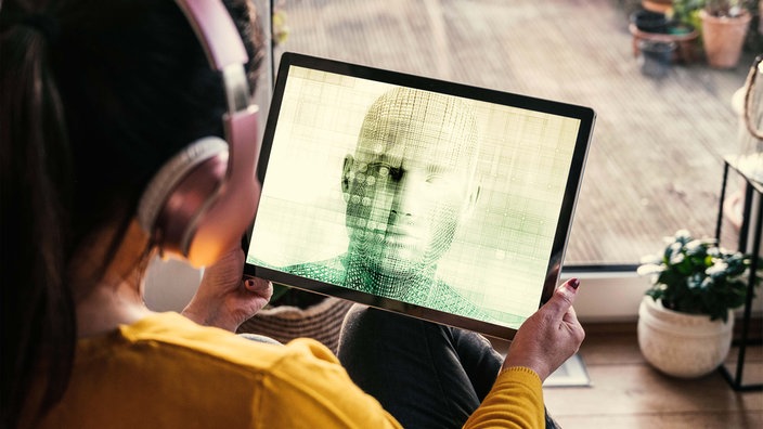 Eine Frau führt ein Gespräch mit einem Hologramm auf einem Tablet.