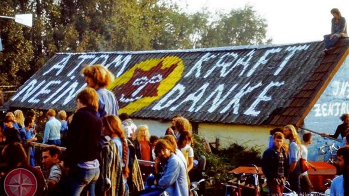 Protestierende vor dem Melkstall von Bauer Maas.