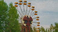 Das Riesenrad der Stadt Pripjat mit einem Schild für die Kernenergie auf dem Rad.