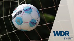 Bundesliga-Ball im Tornetz (offizieller Spielball 2024-2025 Marke Derbystar) Symbolbild mit WDR Event-Logo