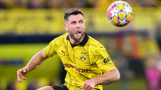 Spielszene: Dortmunds Niclas Füllkrug vor dem fliegenden Champions League-Ball (Nahaufnahme)