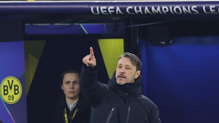 Dortmunds Trainer Niko Kovač dirigiert sein Team mit dem Zeigefinger am Spielfeldrand (Einzelaufnahme, nah), im Bild BVB-Logo (r) und UEFA-Schriftzug (oben)