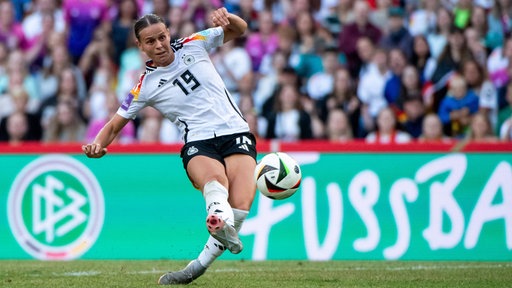 Spielszene: Nationalspielerin Klara Bühl kickt den Ball (Nahaufnahme, Einzelaktion)