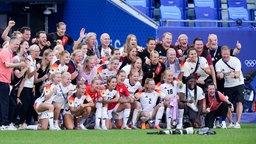 Das deutsche Fußballerinnen-Team freudig beim Gruppenbild im Stadion