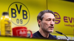 Podium der Pressekonferenz zur Vorstellung des neuen Dortmunder Trainers Niko Kovač (Einzelaufnahme, nah, Kovač am Mikrofon)