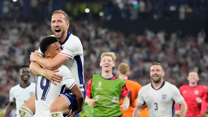 Englands Harry Kane umarmt jubelnd Ollie Watkins vor heraneilenden Teamkollegen nach Finaleinzug