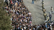 Demonstranten stehen am Freitag (04.02.11) in einer Schlange, um auf den Tahrir-Platz in Kairo zu gelangen. 