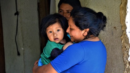 Eine Frau mit Kind in Guatemala