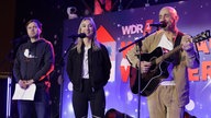 Die "Ampel WG" auf der Bühne des WDR 2 Weihnachtswunders (v.l.): Tobias Brodowy (Lindi, Habecki), Jacky Feldmann (Baerbocki), Uli Winters (Lauti, Scholzi)