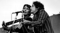 Joan Baez und Bob Dylon treten in Pasadena für nukleare Abrüstung auf (Archivbild vom 06.06.1982)