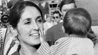 Joan Baez 1970 mit ihrem Sohn Gabriel 1970