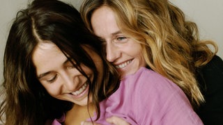  Izia Higelin (l) als Delphine und Cecile de France als Carole in "La belle Saison"