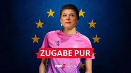 Satirische Fotomontage: Sahra Wagenknecht im Trikot der deutschen Nationalmannschaft vor blauem Hintergrund mit im Kries angeordneten gelben Sternen