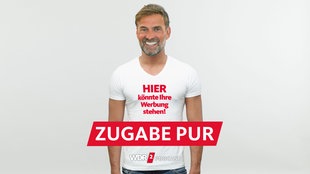 Satirische Fotomontage: Jürgen Klopp trägt lachend ein weißes Shirt mit der Aufschrift: Hier könnte Ihre Werbung stehen!