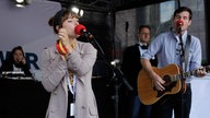 Lenka singt auf der Radiobühne am Markt 2013 in Bocholt