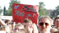 Morten Harket-Fans vor der Konzertbühne in Dorsten