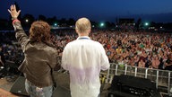 WDR 2 Moderatoren Steffi Neu und Jürgen Mayer verabschieden das Publikum beim Sommer Open Air 2012 in Dorsten