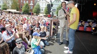 WDR 2 Moderator Uwe Schulz mit Milow auf der marktbühne in Warburg