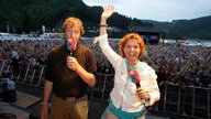 WDR 2 Moderatoren Matthias Bongard und Steffi Neu (von links) auf der Konzertbühne in Attendorn