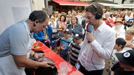 Radiokoch Helmut Gote und WDR 2 Moderator Uwe Schulz während der Live-Sendung 2009 in Attendorn