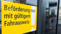 Hinweisschild an Straßenbahn. Darauf zu lesen: Beförderung nur mit gültigem Fahrausweis