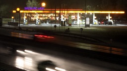 Eine Tankstelle bei Nacht